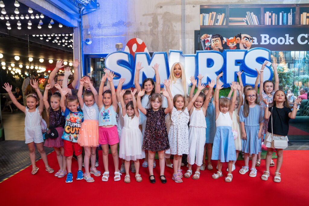 MAJA ŠUPUT U ZAGRLJAJU SVOJIH NAJMLAĐIH FANOVA NA PREMIJERI FILMA – ŠTRUMPFOVI FILM